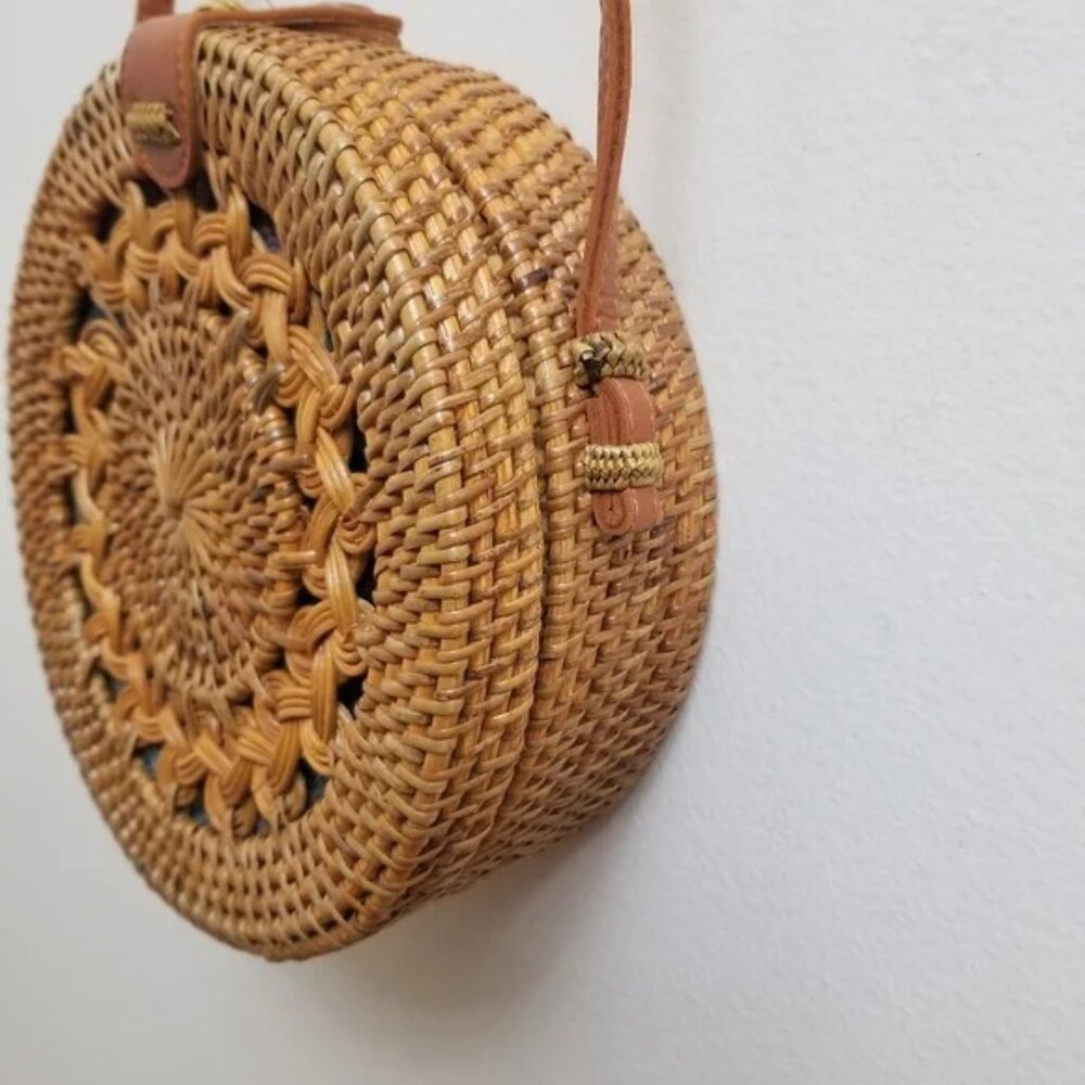 Round Rattan Crossbody Bag. - Picture 4 of 11